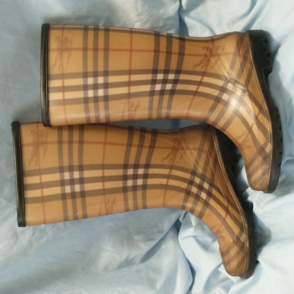 💯 Authentic Burberry Tan and Brown Checkered Rain Boots. (Size/37) - Picture 4 of 16